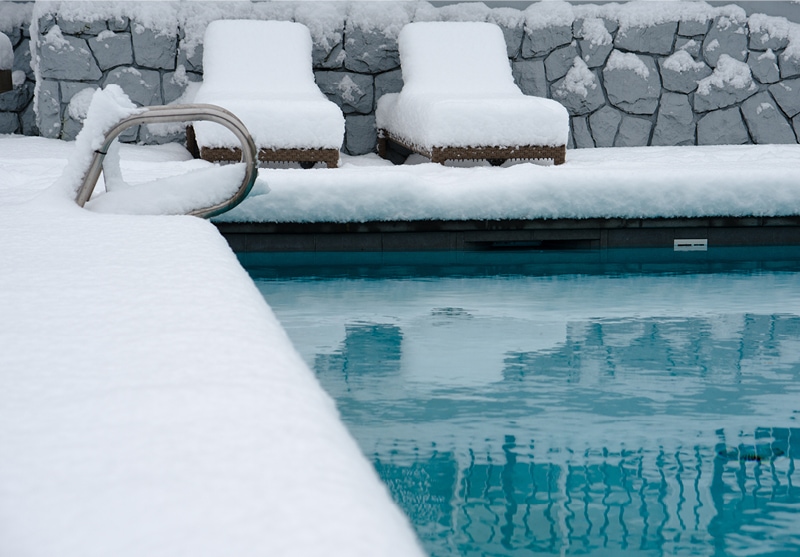 Pool im Winter bei Schnee